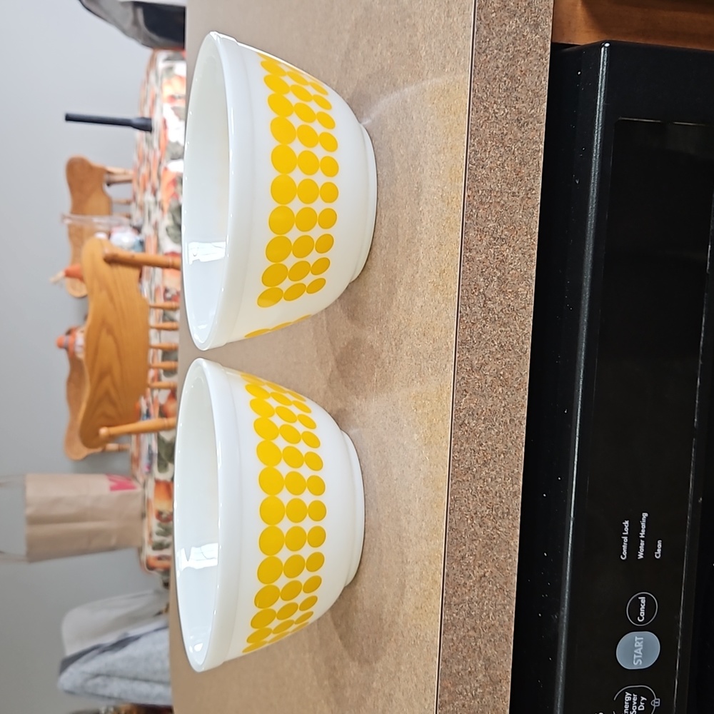 Vintage 2 Pyrex 1.5 Qt Yellow Dot Mixing Bowls!!!